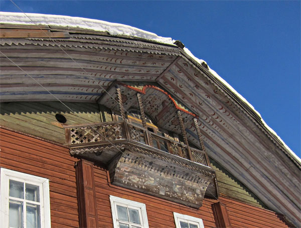 Верхняя Тойма - расписной фронтон и резной балкон
