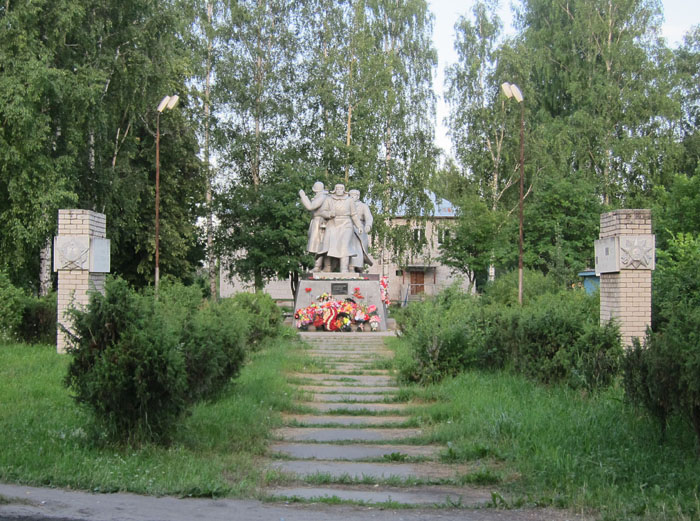 Верхняя Тойма. Памятник воинам-землякам, павшим в Великой Отечественной войне 1941-45 годов